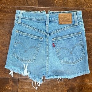 Levi’s ribcage short size 25 light wash EUC